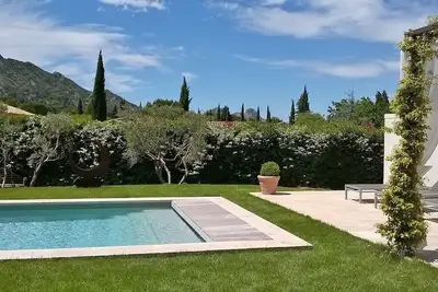 Image de Villa, piscine chauffée privée, belle vue sur les Alpilles, climatisée