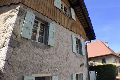 Image de Petite maison et son jardin au centre du village de Duingt à 200 mètres du lac
