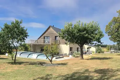Image de Maison entièrement rénovée et très lumineuse avec piscine, un havre de paix