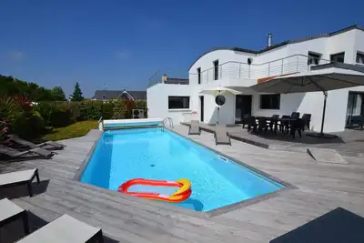 Image de Magnifique villa 4 * avec piscine Chauffee Des Debut Mai, terrasse vue mer