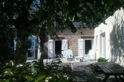 Image de belle longère + extension avec jardin ombragé proche plages, golf et surf