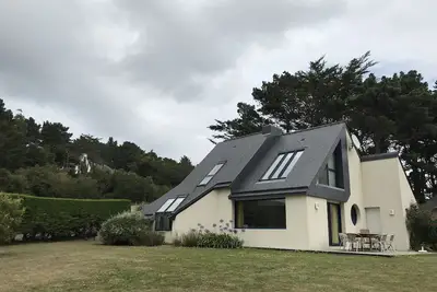 Image de Villa moderne et lumineuse avec vue  imprenable sur la mer. Wifi