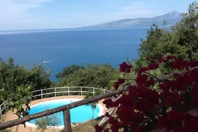 Image de Petite maison située au calme, piscine et vue sur la mer\/Le Golfe de Policastro