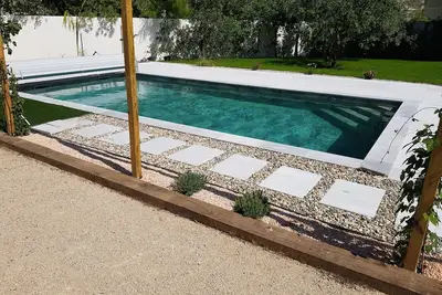 Image de Villa au calme avec jardin et piscine proche de la mer.