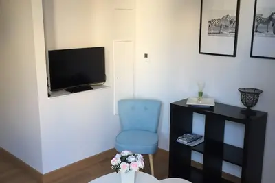 Image de Appartement au coeur de ville en Rdc T2 rénové par architecte, climatisé, calme.
