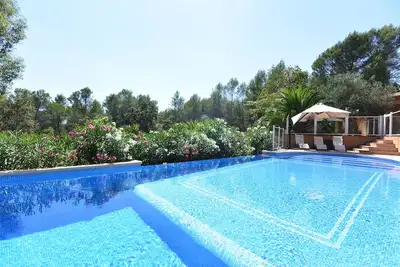 Image de Maison 350m² climatisée, pleine nature Piscine Terrasse 9 chambres