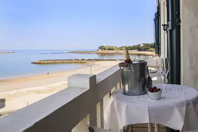 Image de St Jean de Luz plage. Calme, design, grand confort. Vue mer à couper le souffle.