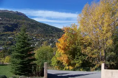 Image de Appartement, rez de jardin, avec vue sur les montagnes, , près du centre.