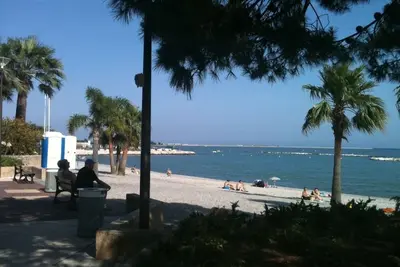 Image de 50 mètres de la mer Grand 2 pieces terrasse, très calme, entre Cannes et Monaco