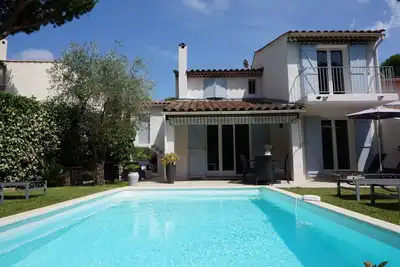Image de Villa contemporaine avec piscine au sel dans la verdure