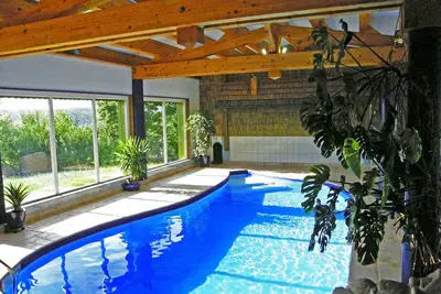 Image de Gîte\/Chalet**** piscine intérieur à usage privé, borde la forêt, vue panoramique