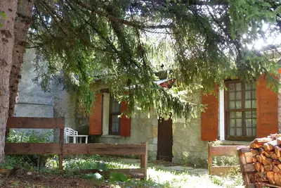 Image de Dans le parc du Mercantour, maison de village au pied des pistes de ski
