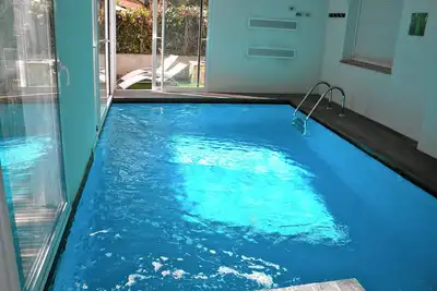 Image de Piscine INTÉRIEURE CHAUFFÉE 30° Et Jacuzzi Bord De Mer Villeneuve-Loubet