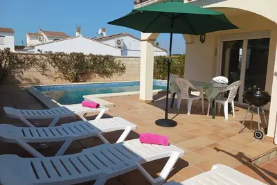Maison plein pied pour 6 pers. avec piscine privée à L'Escala à 1500m de la plage