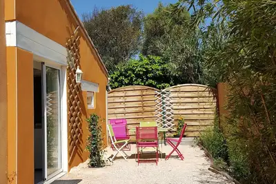 Image de très joli studio ombragé 25m2 + mezzanine à100m de la plage endroit tranquille