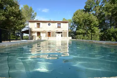 Image de maison en pierre, piscine privée, vue degagee situee au calme en pleine nature