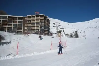 Image de Véritable pied des pistes, avec vue panoramique sur la station. Garage box ski