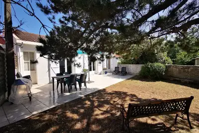 Image de Maison -3 ch - terrasse plein sud -5 mn\/pied plage \/ foret au centre du village