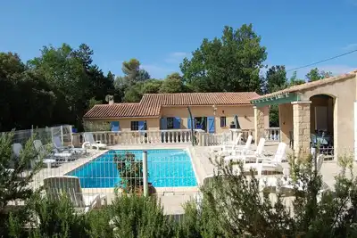 Image de Villa provencale+pavillon en pierres avec patio clos calme avec piscine privee