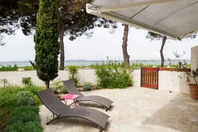 Image de Villa individuelle spacieuse, jardin, 100m de la plage, superbe vue sur l'étang.