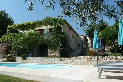 Image de Agréable villa avec piscine vue sur village provençal proche de Nice Côte d'Azur