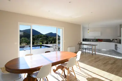 Villa avec piscine surplomblant un terrain d'un hectare vue sur vignoble