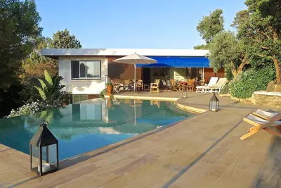 Image de Domaine du Cap Nègre magnifique villa style le Corbusier à 3' de la mer