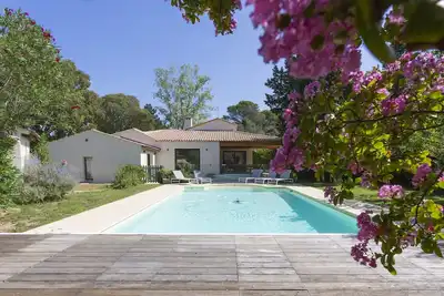 Image de Maison située au fond d'une impasse entourée d'un écrin de verdure