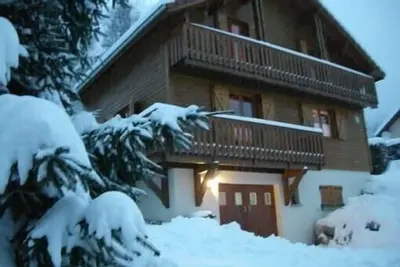 Confortable chalet 4 étoiles, 10 personnes, 10 min de Gerardmer, Wifi, Sauna.