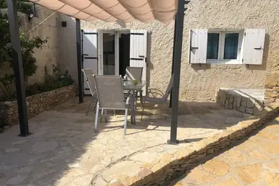 Image de Appartement rénové terrasse sud au calme proche plages et Calanques de Cassis