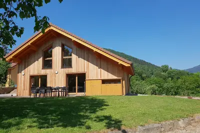 Image de Grand Chalet 4* avec Spa, au calme face au château de Kaysersberg