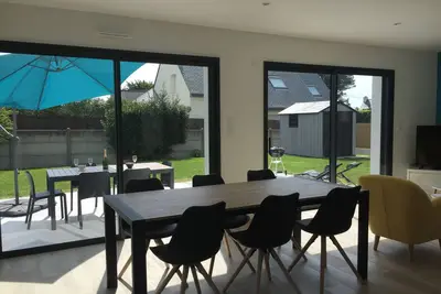 Image de Maison au calme, à 300 m d'une jolie plage de sable fin, côté baie