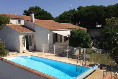 Image de Villa 3 chambres avec piscine et grand jardin privatifs.
