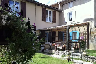 Image de maison de village campagne Pyrénées Cathares, Péreille Ariège