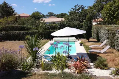 Image de Maison familiale tout confort, proche plage, piscine chauffée, grand terrain