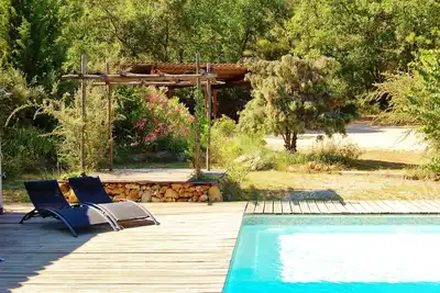 Image de villa au calme, piscine et jacuzzi au coeur de La Provence verte.