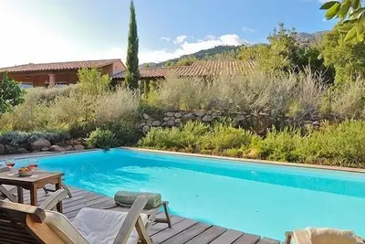 Image de villa entre mer et maquis