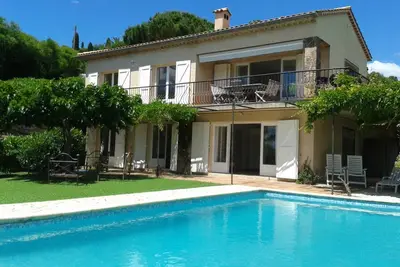 Belle villa avec piscine et vue mer, à 1km de la plage