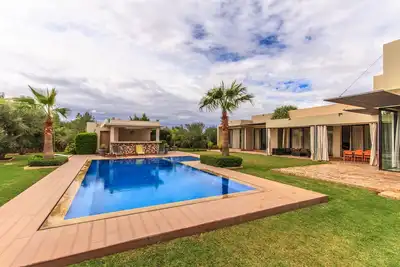 Image de Maison d' architecte de plain pied avec cuisinière \/ femme de ménage \/ services