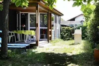 Image de locations proche océan commerces avec jardin clos arboré pour famille ou autres