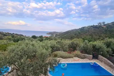Image de Villa de charme du Péloponnèse nichée au milieu des oliviers. Vue sur mer.