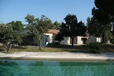 Image de Maison en pierres, dans plantation chênes truffiers sur hauteurs de Buoux