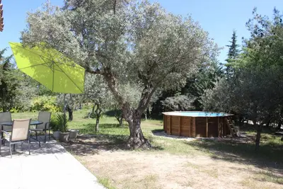Image de Espace & lumière sur terrain1200 m2 arboré d'oliviers Provence à 4 km Mt Ventoux