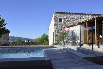 Gîte d'architecte dans mas du Xviii siècle à 20mn de la grotte Chauvet