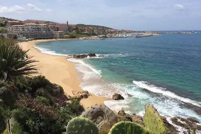 Image de T2 dans résidence de tourisme les pieds sur la plage