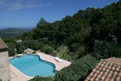 Image de mini villa studio 19 m2 pour 2 personnes +clim + piscine, vue mer et montagnes.