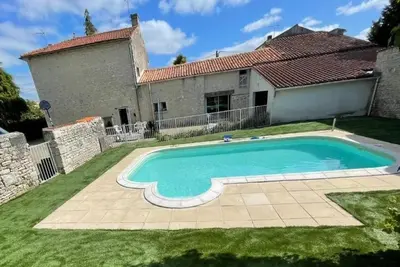 Image de Grande maison familiale - piscine privée et chauffée - 3 salles de bain - 3 Wc