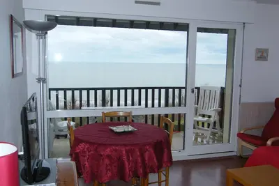 Image de 2 Pièces Vue Imprenable sur Mer dans petite residence arborée de style Normand