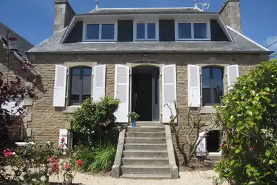 Image de Stereden vor une maison de pêcheur en pierre, proche des plages et commerce