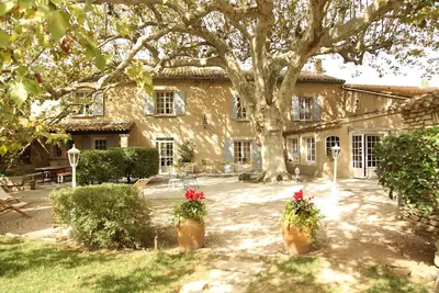 Image de Grand mas authentique de charme sur 2 hectares avec piscine près d'Avignon